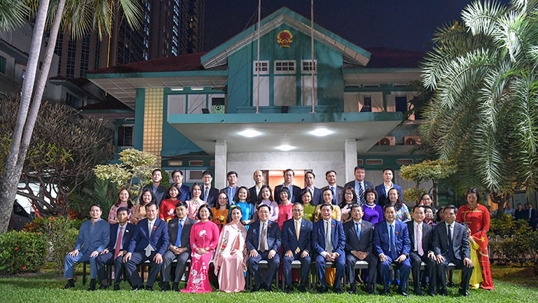 Chủ tịch Quốc hội Vương Đình Huệ chụp ảnh lưu niệm cùng các cán bộ, nhân viên Đại sứ quán.