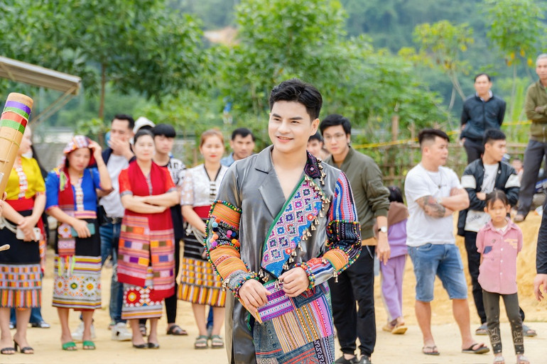 MV có sự hỗ trợ, giúp đỡ của đông đảo người dân địa phương. MV có sự hỗ trợ, giúp đỡ của đông đảo người dân địa phương.