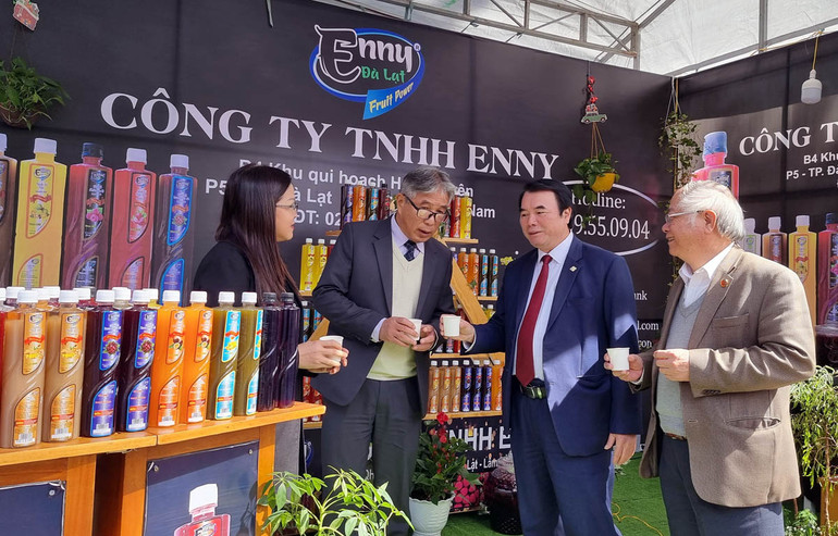 Lãnh đạo tỉnh Lâm Đồng tham quan các gian hàng Phố trà, cà phê, rượu vang và đặc sản.