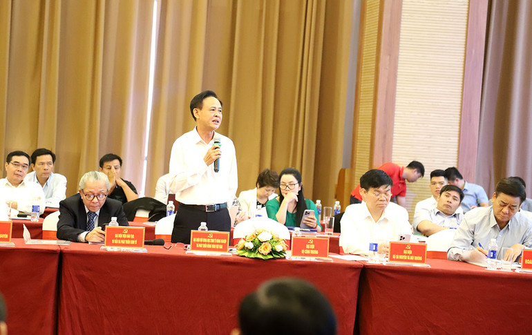 Đồng chí Hà Công Tuấn, nguyên Thứ trưởng Nông nghiệp và Phát triển nông thôn đóng góp ý kiến tại hội thảo.