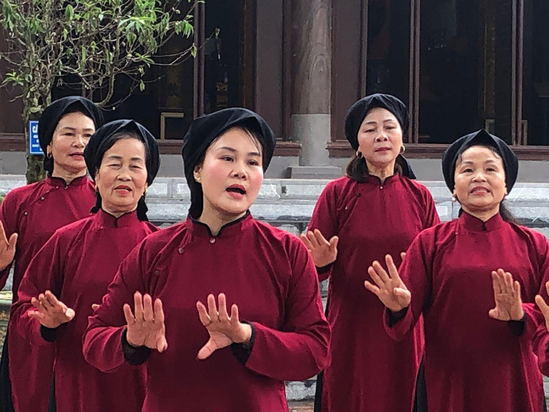 Nghệ nhân ưu tú Bùi Thị Kiều Nga (hàng đầu bên phải), trùm phường xoan Thét. Nghệ nhân ưu tú Bùi Thị Kiều Nga (hàng đầu bên phải), trùm phường xoan Thét.