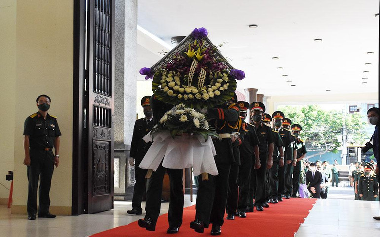 Các đoàn viếng Anh hùng Lực lượng vũ trang nhân dân Kostas Sarantidis-Nguyễn Văn Lập. Các đoàn viếng Anh hùng Lực lượng vũ trang nhân dân Kostas Sarantidis-Nguyễn Văn Lập.