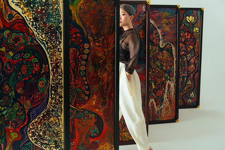 CAT bên những bức sơn mài khổ lớn của mình. CAT bên những bức sơn mài khổ lớn của mình.