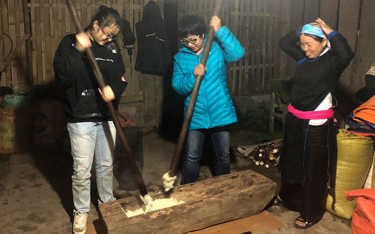 Chị Thái Huyền Nga trải nghiệm dịch vụ giã bánh dày của người Tày tại Forrest Homestay.