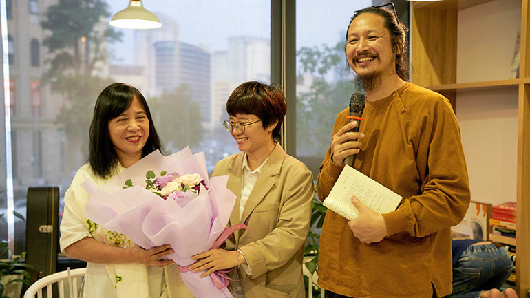 Vợ chồng nhà thơ Đinh Hoàng Anh - Thái Tĩnh tại buổi ra mắt sách. Vợ chồng nhà thơ Đinh Hoàng Anh - Thái Tĩnh tại buổi ra mắt sách.