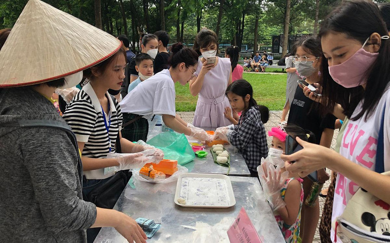 Bé tập làm bánh dẻo. Bé tập làm bánh dẻo.