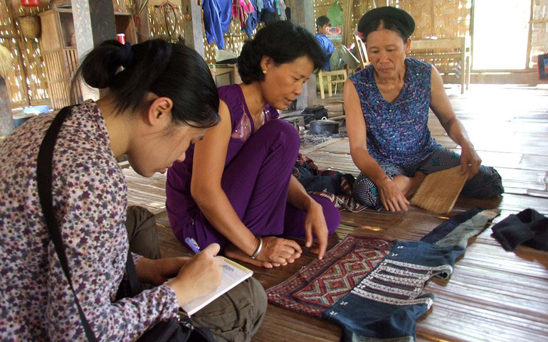 Nghiên cứu viên của Viện tìm hiểu về hoa văn trên trang phục.