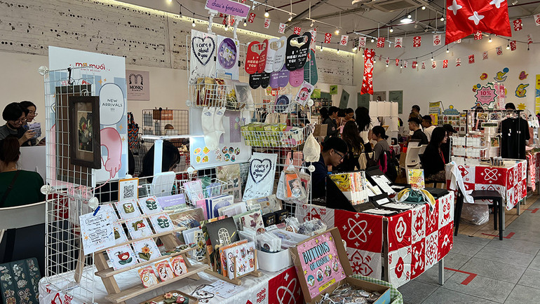 Các gian hàng tại xưởng in. Các gian hàng tại xưởng in.