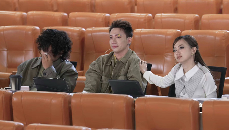 Các giám khảo đã rơi nước mắt khi chứng kiến những nỗ lực của Đinh Viết Tường. Các giám khảo đã rơi nước mắt khi chứng kiến những nỗ lực của Đinh Viết Tường.