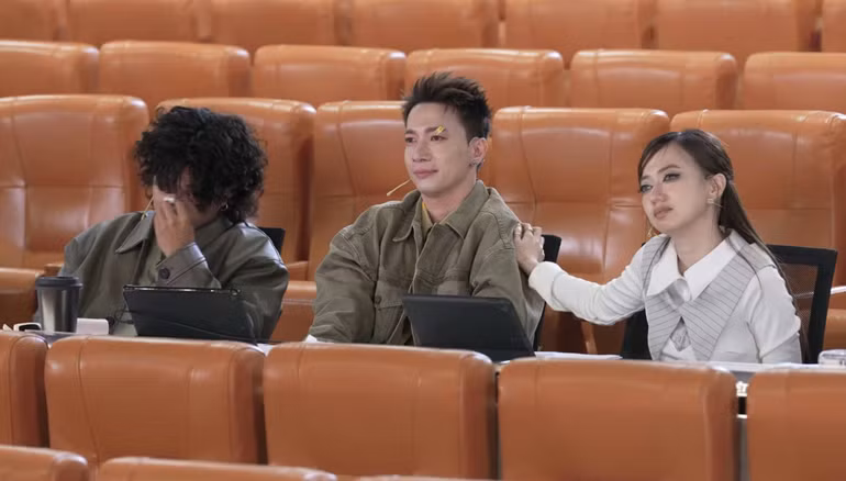 Các giám khảo đã rơi nước mắt khi chứng kiến những nỗ lực của Đinh Viết Tường. Các giám khảo đã rơi nước mắt khi chứng kiến những nỗ lực của Đinh Viết Tường.