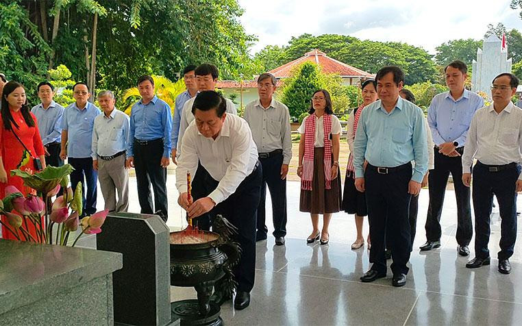 Cùng ngày, Đoàn đã đến viếng và tham quan Khu di tích Nguyễn Sinh Sắc, thân sinh Chủ tịch Hồ Chí Minh tại phường 4, TP Cao Lãnh.