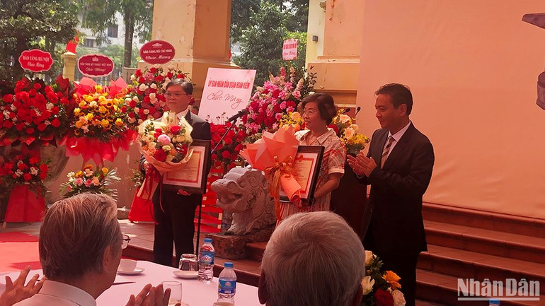 Thứ trưởng Hoàng Đạo Cương trao Bằng khen cho các cá nhân.