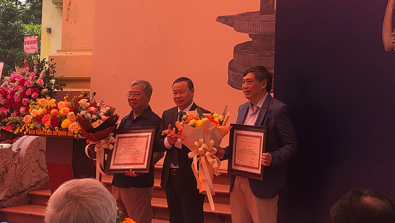 Tiến sĩ Nguyễn Văn Đoàn, Giám đốc Bảo tàng Lịch sử Quốc gia trao Giấy khen cho các cá nhân.