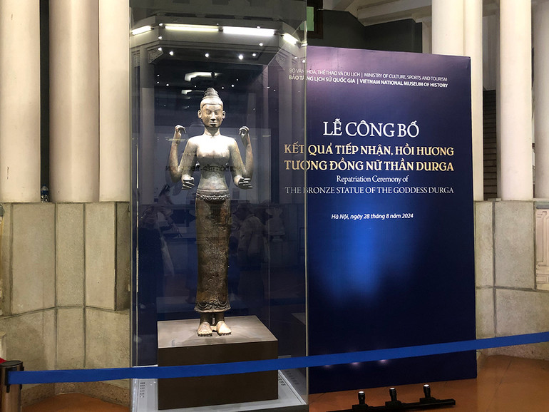 Tượng đồng Durga đang được trưng bày tại Bảo tàng Lịch sử Quốc gia.