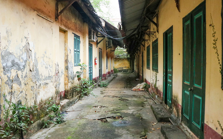 Những căn phòng làm việc đóng cửa then cài, không còn ai lui tới. Tường, cửa và lối đi đều đã xuống cấp trầm trọng.