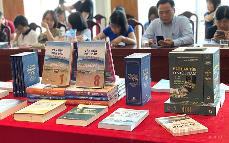 Các ấn phẩm tuyên truyền về biển đảo. (Ảnh: NGUYỄN MINH)