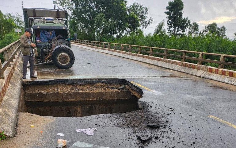 Công an huyện Phước Sơn chốt chặn hướng dẫn phương tiện giao thông tại ngã 3 Làng Hồi.