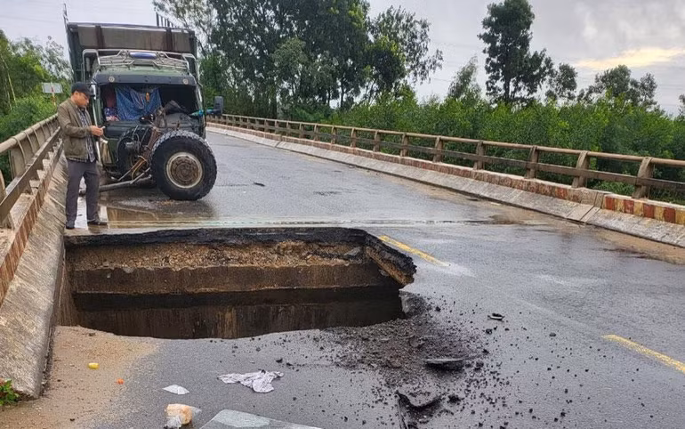 Công an huyện Phước Sơn chốt chặn hướng dẫn phương tiện giao thông tại ngã 3 Làng Hồi. Công an huyện Phước Sơn chốt chặn hướng dẫn phương tiện giao thông tại ngã 3 Làng Hồi.