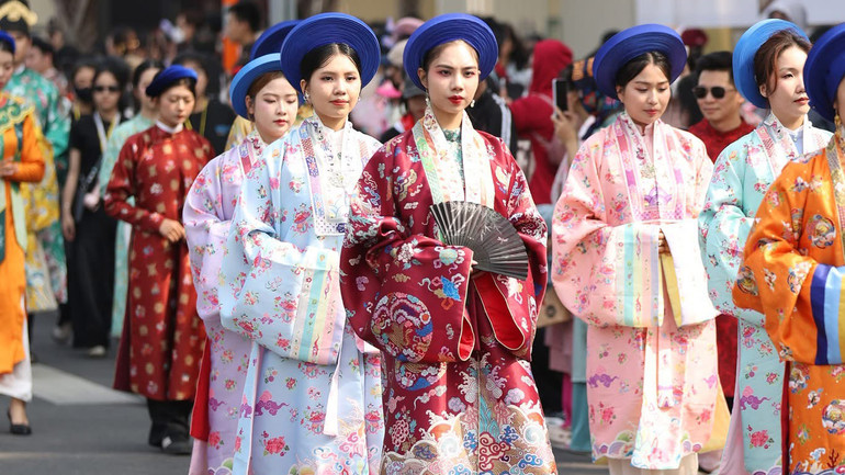 Các bạn trẻ trong các bộ Việt phục như nhật bình, áo giao lĩnh, áo dài… cùng nhau diễu hành.
