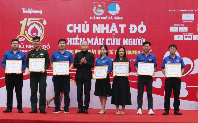 Khen thưởng các đơn vị có đóng góp xuất sắc trong phong trào hiến máu.