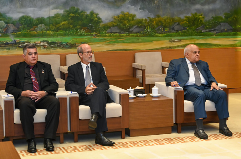 Đại sứ Cuba tại Việt Nam Orlando Nicolas Hernandez Guillen và các đại biểu Quốc hội Cuba dự buổi tiếp.