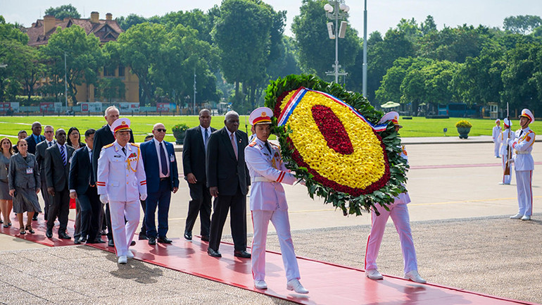 Sáng cùng ngày, Chủ tịch Quốc hội Cuba Esteban Lazo Hernandez và các đại biểu đến đặt vòng hoa và vào Lăng viếng Chủ tịch Hồ Chí Minh.