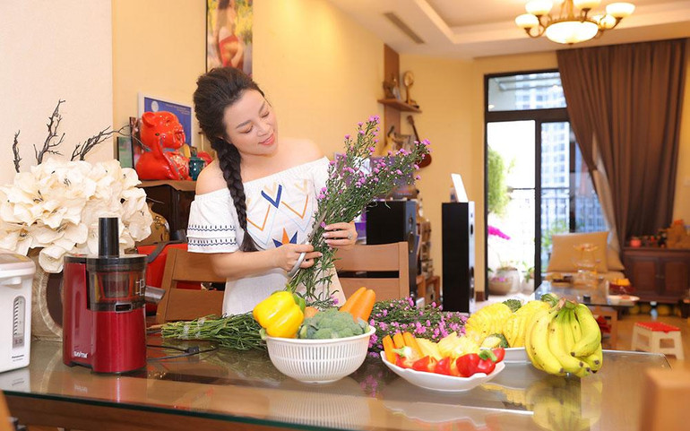 NSƯT Tố Nga hạnh phúc với những gì mình đang có. NSƯT Tố Nga hạnh phúc với những gì mình đang có.