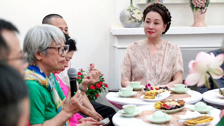 Nhà sưu tập Thúy Anh cùng các khách mời trong sự kiện.