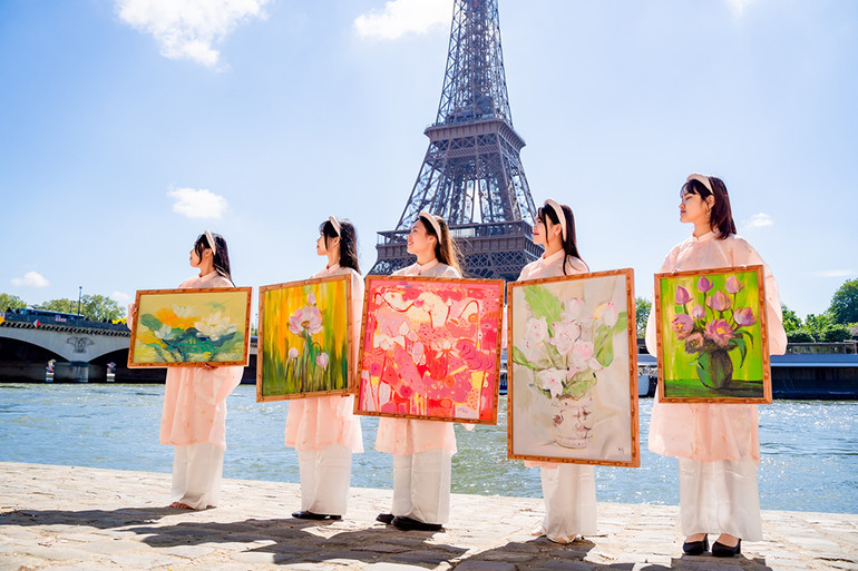 Bộ sưu tập được giới thiệu tại Paris.