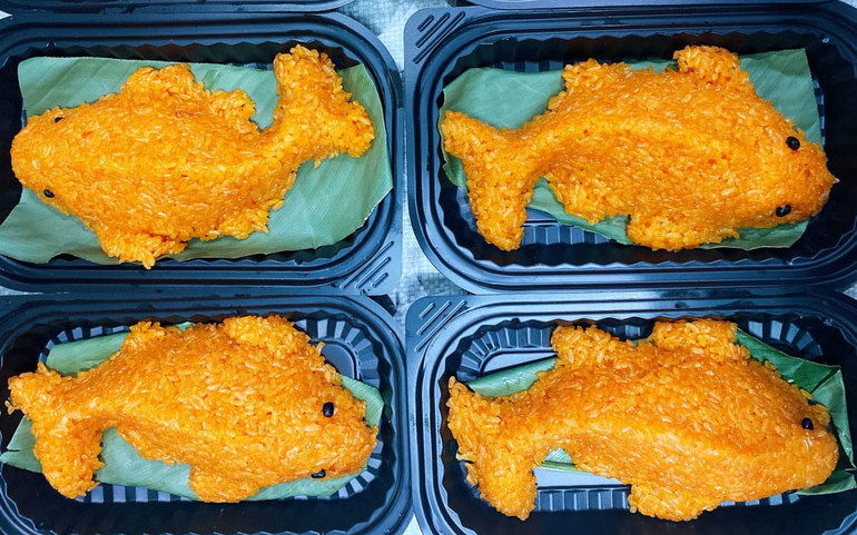 Xôi gấc hình cá chép bày bán tại một cửa hàng.