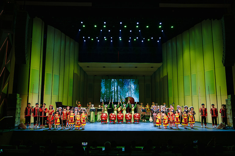 Một tiết mục trình diễn của nhóm Thanh Âm Xanh. Một tiết mục trình diễn của nhóm Thanh Âm Xanh.