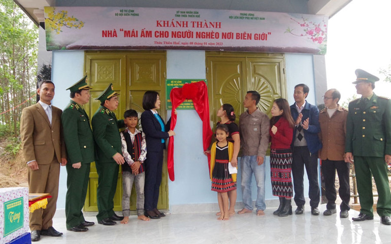 Bà Lò Thị Thu Thủy và ông Nguyễn Hồng Tam kéo dải băng khánh thành nhà.