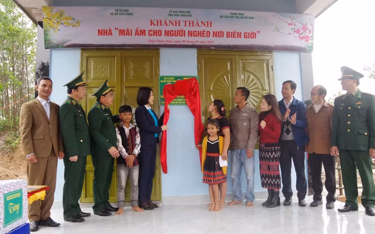 Bà Lò Thị Thu Thủy và ông Nguyễn Hồng Tam kéo dải băng khánh thành nhà.