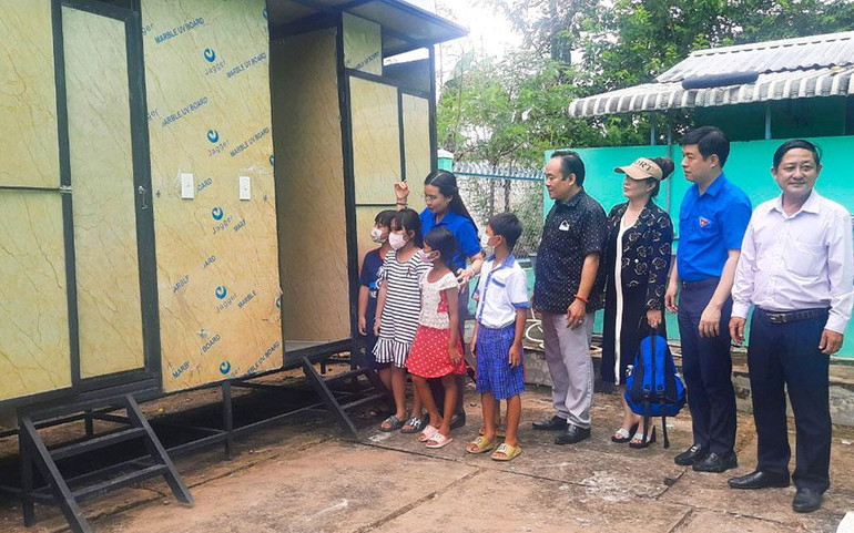 Trao tặng 5 nhà vệ sinh cho Trường Tiểu học Bình Phước A, xã Bình Phước, huyện Mang Thít, tỉnh Vĩnh Long.