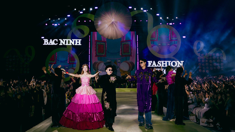 Các nghệ sĩ trình diễn ca khúc đình đám "Bắc Bling". Các nghệ sĩ trình diễn ca khúc đình đám "Bắc Bling".