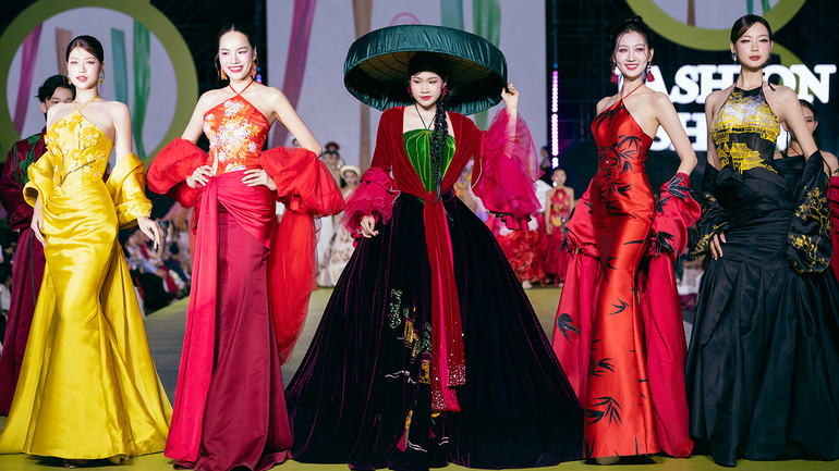 Các mẫu thiết kế trong bộ sưu tập "Chị Hai xúng xính". Các mẫu thiết kế trong bộ sưu tập "Chị Hai xúng xính".