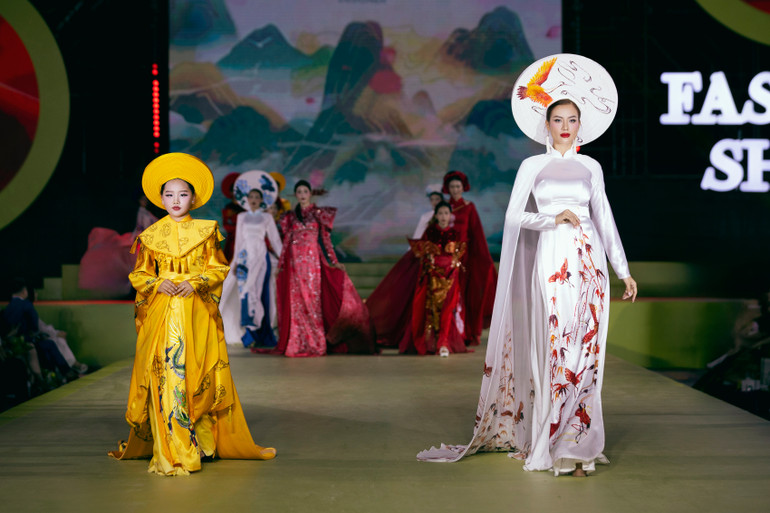 Các mẫu thiết kế trong bộ sưu tập "Sử Việt thi thoại". Các mẫu thiết kế trong bộ sưu tập "Sử Việt thi thoại".