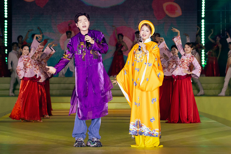 Nhà thiết kế Thạch Linh song ca cùng nhạc sĩ Tuấn Cry. Nhà thiết kế Thạch Linh song ca cùng nhạc sĩ Tuấn Cry.