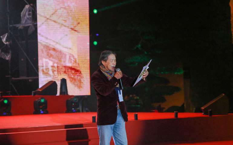 Nhà thơ Thi Hoàng đọc thơ.