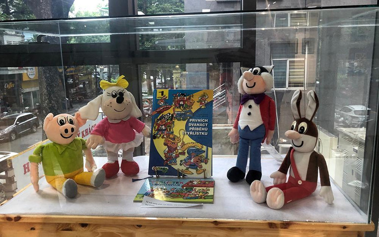 Triển lãm trưng bày cả các nhân vật trong truyện tranh bằng thú bông.