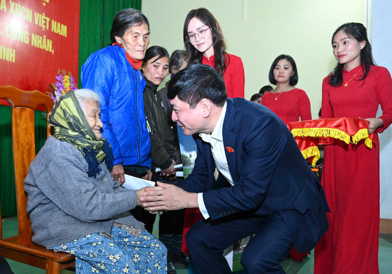 Tổng Thư ký, Chủ nhiệm Văn phòng Quốc hội Bùi Văn Cường thăm hỏi, chúc Tết gia đình chính sách, hộ nghèo trên địa bàn huyện Quảng Ninh.