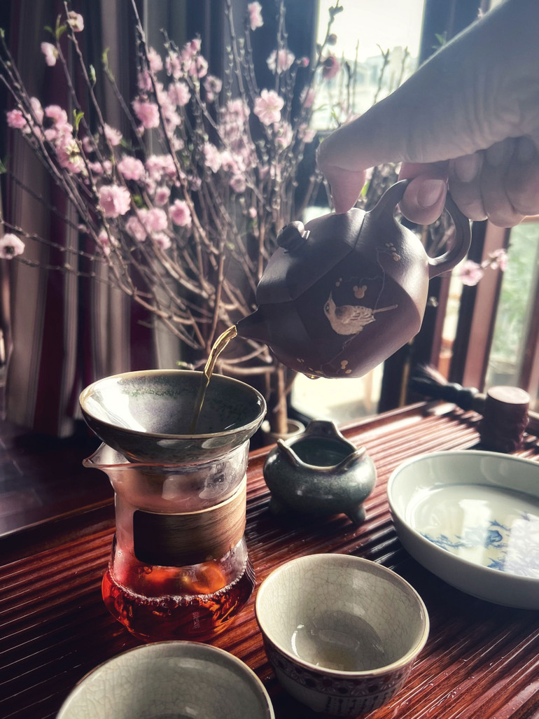 Trà được chuyên sang chén tống. (Ảnh: THANH HƯƠNG)