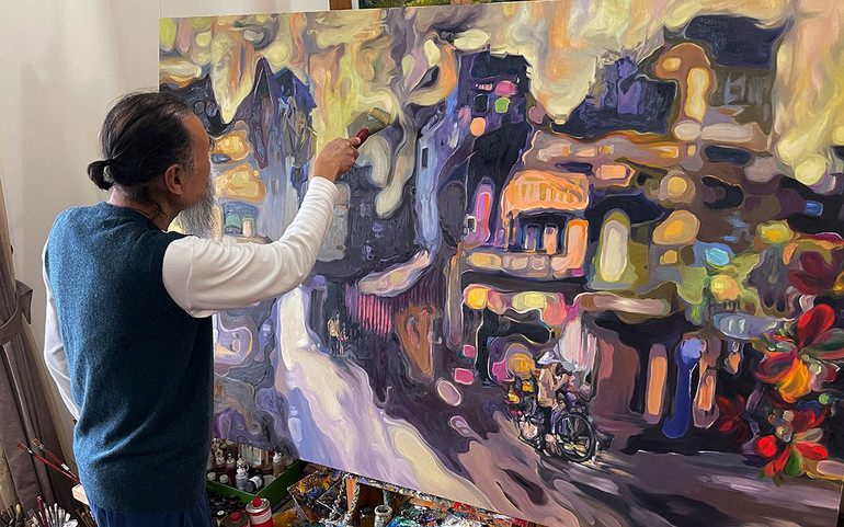 Họa sĩ Hoàng Định tại xưởng sáng tác của mình. (Ảnh: Họa sĩ cung cấp)