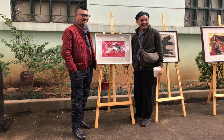 Các họa sĩ Đào Hải Phong và Phạm Hà Hải tại triển lãm.