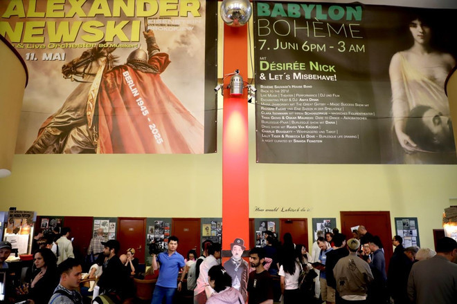 Rất nhiều người Việt Nam và bạn bè Đức đến xem triển lãm "VIETNAM 75".