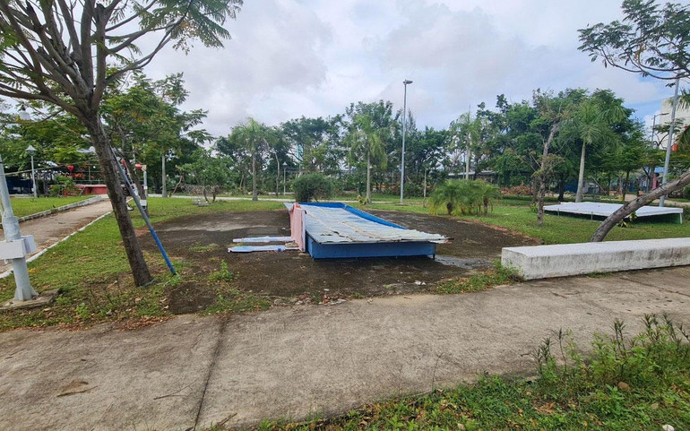 Khu vực sân chơi trở nên hoang tàn đổ nát, không được dọn dẹp.