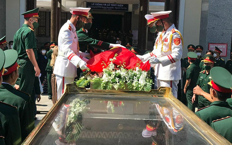 Tro cốt của Anh hùng Lực lượng vũ trang nhân dân Kostas Sarantidis-Nguyễn Văn Lập được đưa về Đà Nẵng đêm 1/8. Tro cốt của Anh hùng Lực lượng vũ trang nhân dân Kostas Sarantidis-Nguyễn Văn Lập được đưa về Đà Nẵng đêm 1/8.