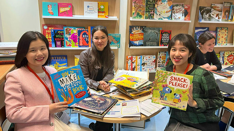 Trao đổi các đầu sách với bạn bè quốc tế tại Hội sách.