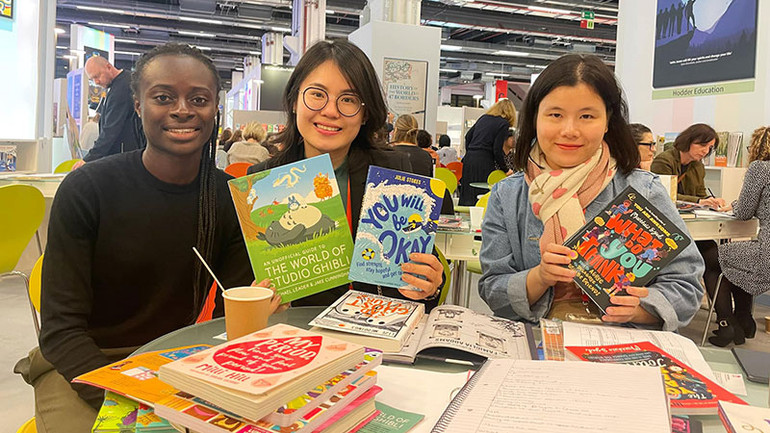 Khách quốc tế đến tham quan gian hàng của Nhà xuất bản Kim Đồng tại Hội sách.