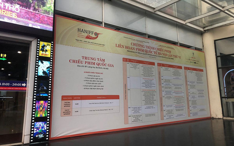 Lịch chiếu phim đặt bên ngoài Trung tâm cho khán giả tiện theo dõi. (Ảnh: TUYẾT LOAN)